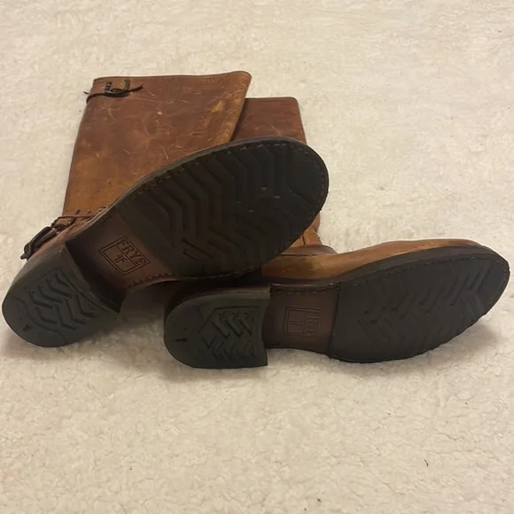 NEW Frye Veronica Back Zip Boots, Distressed Antique Cognac. Size 8 - Picture 4 of 9